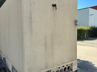 Betonnen hoogspanningscabine. waarschuwingsborden voor 10000 v aanwezig. op slot - afbeelding 3 van  4