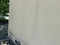 Betonnen hoogspanningscabine. waarschuwingsborden voor 10000 v aanwezig. op slot - afbeelding 4 van  4