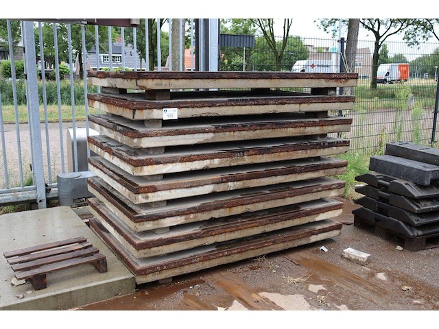 Betonnen plaat 8 stuks - afbeelding 1 van  1