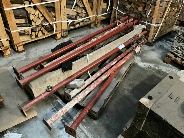 Betonnen voederbak + bouwschoren - afbeelding 1 van  2