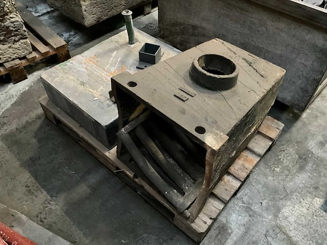 Betonnen voederbak + bouwschoren - afbeelding 2 van  2