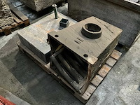 Betonnen voederbak + bouwschoren - afbeelding 2 van  2