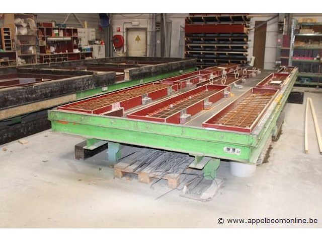Betonproductietafel avermann rt, afmeting 2,46x9/500, bj 2011, totaal gewicht 15100kg - afbeelding 1 van  4