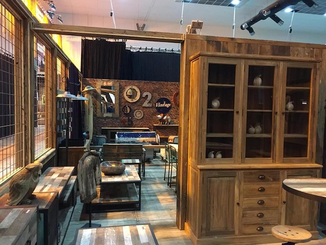 Beursstand 90m² volledig in hout met massief houten vloer (steenschotten) - afbeelding 1 van  15