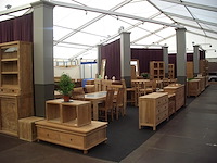 Beurstand (houten palen in 2 delen en legbaren in alluminium met gordijnen) - afbeelding 1 van  2
