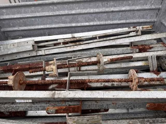Bevestiging/leuninghouder - voor rand beveiliging (draadstangen) in metalen bak - bouw- en bevestigingsmateriaal (23x) - afbeelding 3 van  3