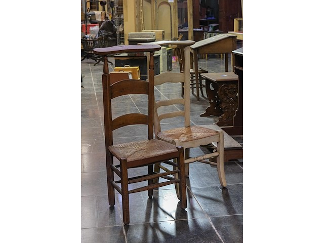 Bid-biechtstoel met 2 kerkstoelen - afbeelding 3 van  3