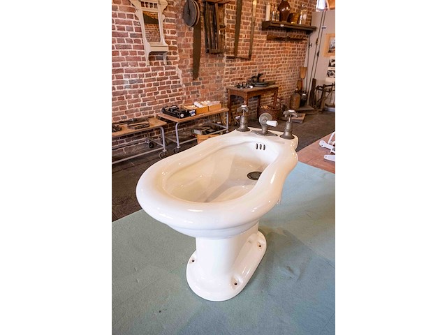 Bidet froid/chaud/fermé 1900-1920 - afbeelding 1 van  2