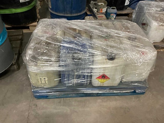 Bidons met inhoud - afbeelding 4 van  5