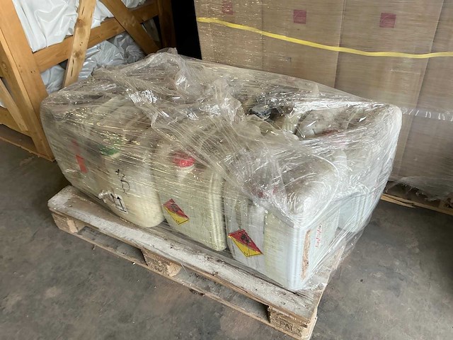 Bidons met inhoud - afbeelding 1 van  5