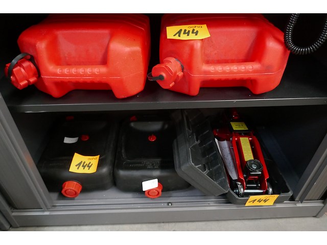 Bidons + opvangbakken + krik - afbeelding 1 van  4