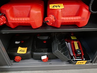 Bidons + opvangbakken + krik - afbeelding 1 van  4