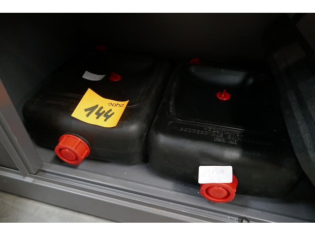 Bidons + opvangbakken + krik - afbeelding 3 van  4