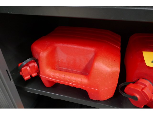 Bidons + opvangbakken + krik - afbeelding 4 van  4