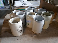 Bierpotten en porseleinen huisjes - afbeelding 2 van  4