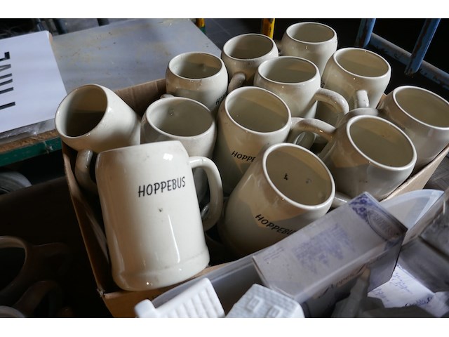 Bierpotten en porseleinen huisjes - afbeelding 3 van  4