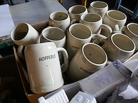 Bierpotten en porseleinen huisjes - afbeelding 3 van  4