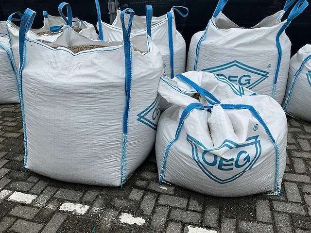 Bigbags inhoudende grind (2x) - afbeelding 2 van  5