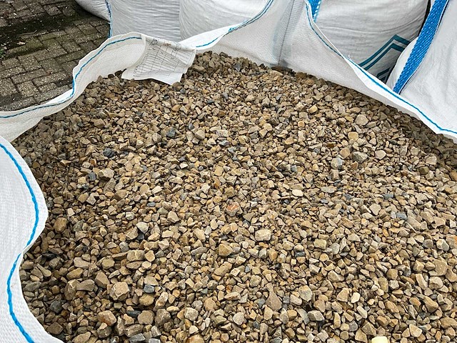 Bigbags inhoudende grind (2x) - afbeelding 1 van  5