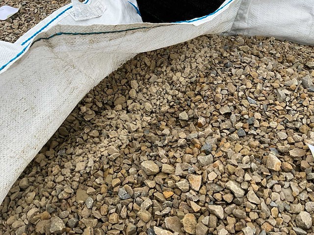 Bigbags inhoudende grind (2x) - afbeelding 1 van  5
