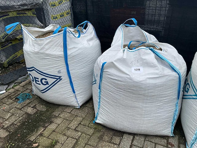 Bigbags inhoudende grind (2x) - afbeelding 2 van  5