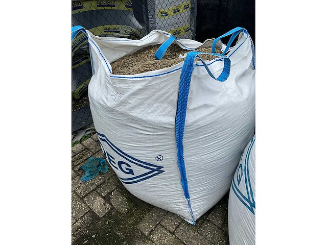 Bigbags inhoudende grind (2x) - afbeelding 4 van  5