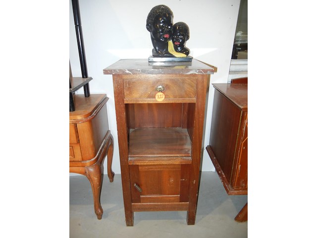 Bijzet kastje + beeldje (beeldje getekend) - afbeelding 1 van  1