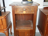 Bijzet kastje + beeldje (beeldje getekend) - afbeelding 1 van  1