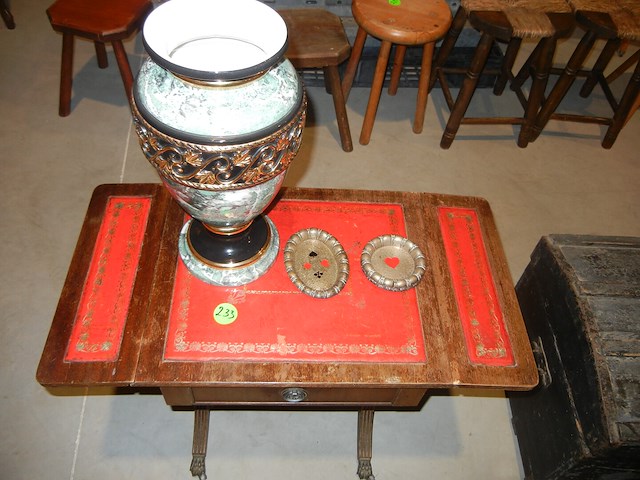 Bijzet tafel + vaas en asbakje - afbeelding 1 van  1