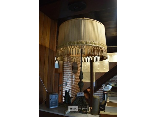 Bijzettafel en tafellamp met gouden kap - afbeelding 1 van  3