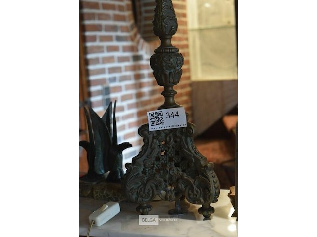 Bijzettafel en tafellamp met gouden kap - afbeelding 2 van  3