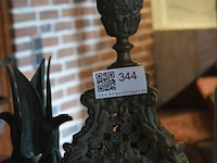 Bijzettafel en tafellamp met gouden kap - afbeelding 2 van  3