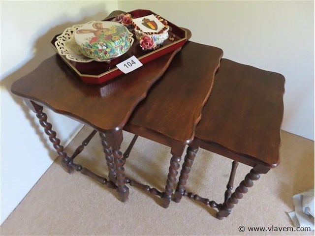 Bijzettafels 3 stuks en brocante volgens foto's - afbeelding 1 van  3