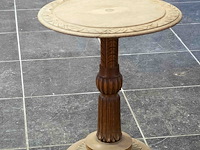Bijzettafeltje met sculteerwerk