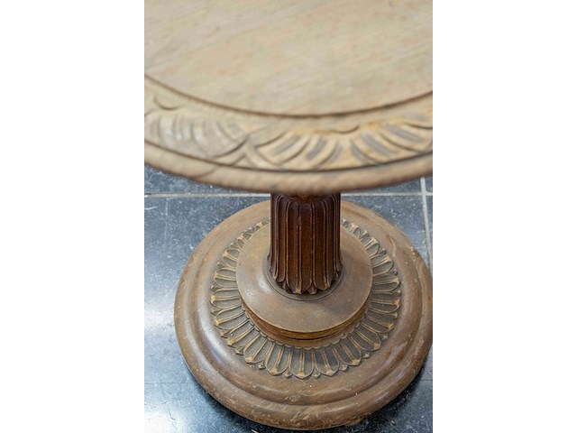 Bijzettafeltje met sculteerwerk - afbeelding 2 van  3