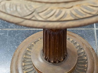 Bijzettafeltje met sculteerwerk - afbeelding 2 van  3
