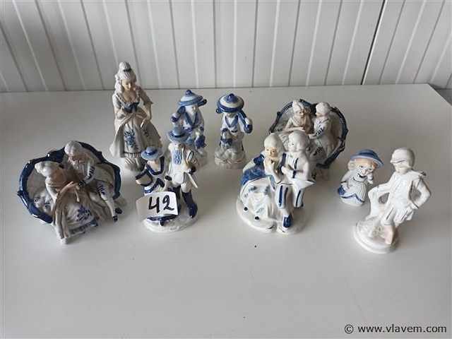 Biscuit en porselein beelden. 9 stuks - afbeelding 1 van  4
