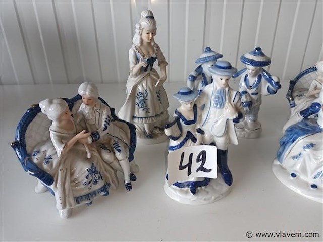 Biscuit en porselein beelden. 9 stuks - afbeelding 2 van  4