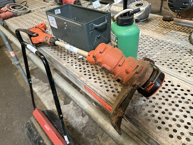 Black and decker kantenmaaier en tuinwals - afbeelding 3 van  8