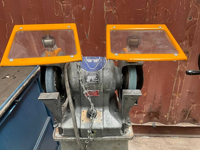 Black & decker 6” bench grinder dubbele slijpmolen - afbeelding 1 van  6