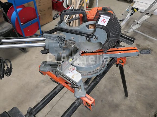 Black & decker bes700 verstekzaag en opvouwbare voet - afbeelding 7 van  9