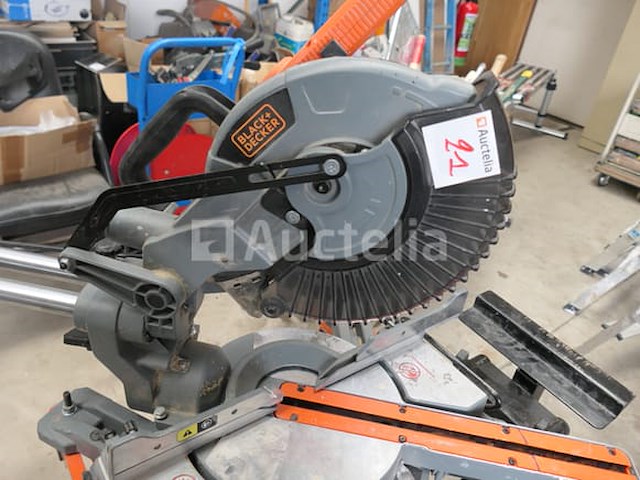 Black & decker bes700 verstekzaag en opvouwbare voet - afbeelding 8 van  9