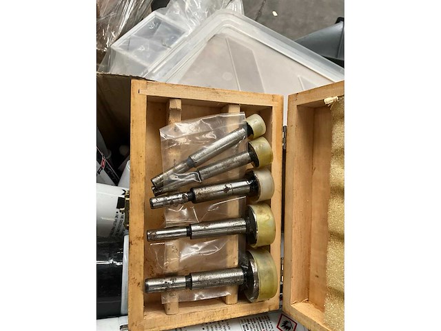 Black&decker kw900e bovenfrees en diversen makita - afbeelding 1 van  9