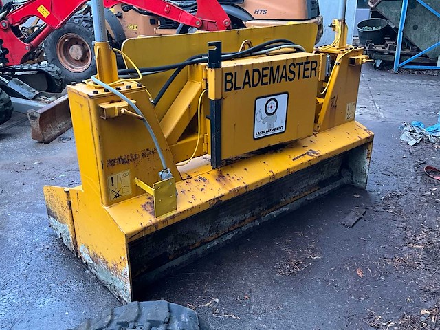 Blademaster - lasergestuurde nivelleringsmachine - afbeelding 12 van  19