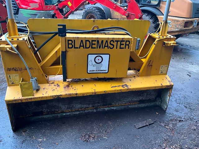 Blademaster - lasergestuurde nivelleringsmachine - afbeelding 13 van  19