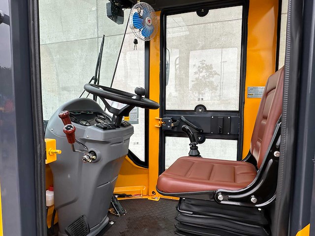 Blanche - 2025 - tw36 - shovel - afbeelding 19 van  31