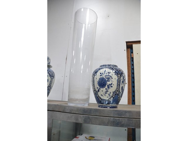 Blauw delfst aardewerk met deksel, blauw delfst vaas, mariabeeld onder glazen stolp, ronde wandklok, glazen vaas, ronde spiegel - afbeelding 2 van  11