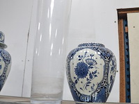 Blauw delfst aardewerk met deksel, blauw delfst vaas, mariabeeld onder glazen stolp, ronde wandklok, glazen vaas, ronde spiegel - afbeelding 2 van  11