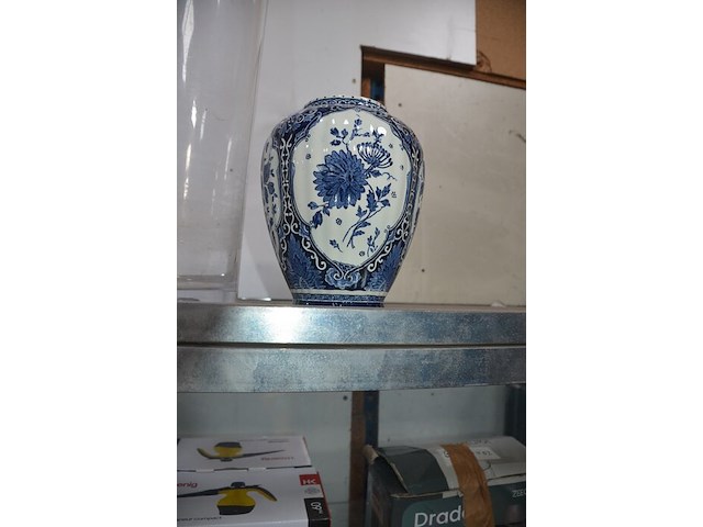 Blauw delfst aardewerk met deksel, blauw delfst vaas, mariabeeld onder glazen stolp, ronde wandklok, glazen vaas, ronde spiegel - afbeelding 3 van  11