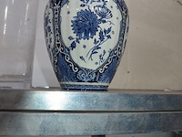 Blauw delfst aardewerk met deksel, blauw delfst vaas, mariabeeld onder glazen stolp, ronde wandklok, glazen vaas, ronde spiegel - afbeelding 3 van  11
